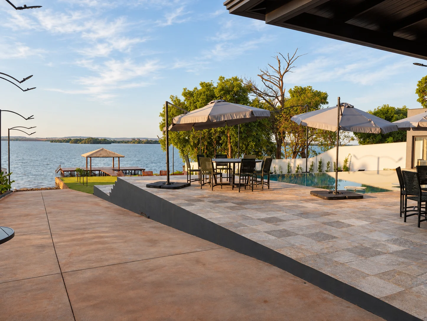 Piscina e área de convivência do Prime à beira d’água